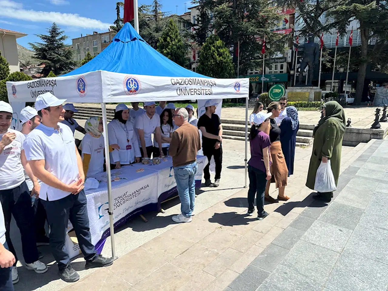 Tokat'ta diş hekimleri, vatandaşları ağız ve diş sağlığı konusunda bilgilendirdi