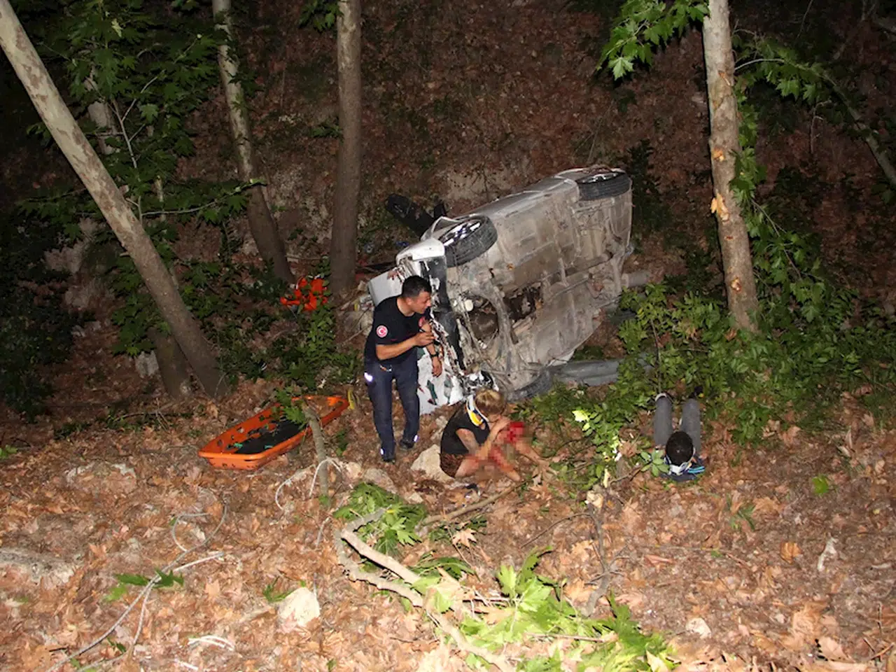 Polisten kaçan sürücünün otomobili 100 metrelik uçuruma yuvarlandı: 3 yaralı