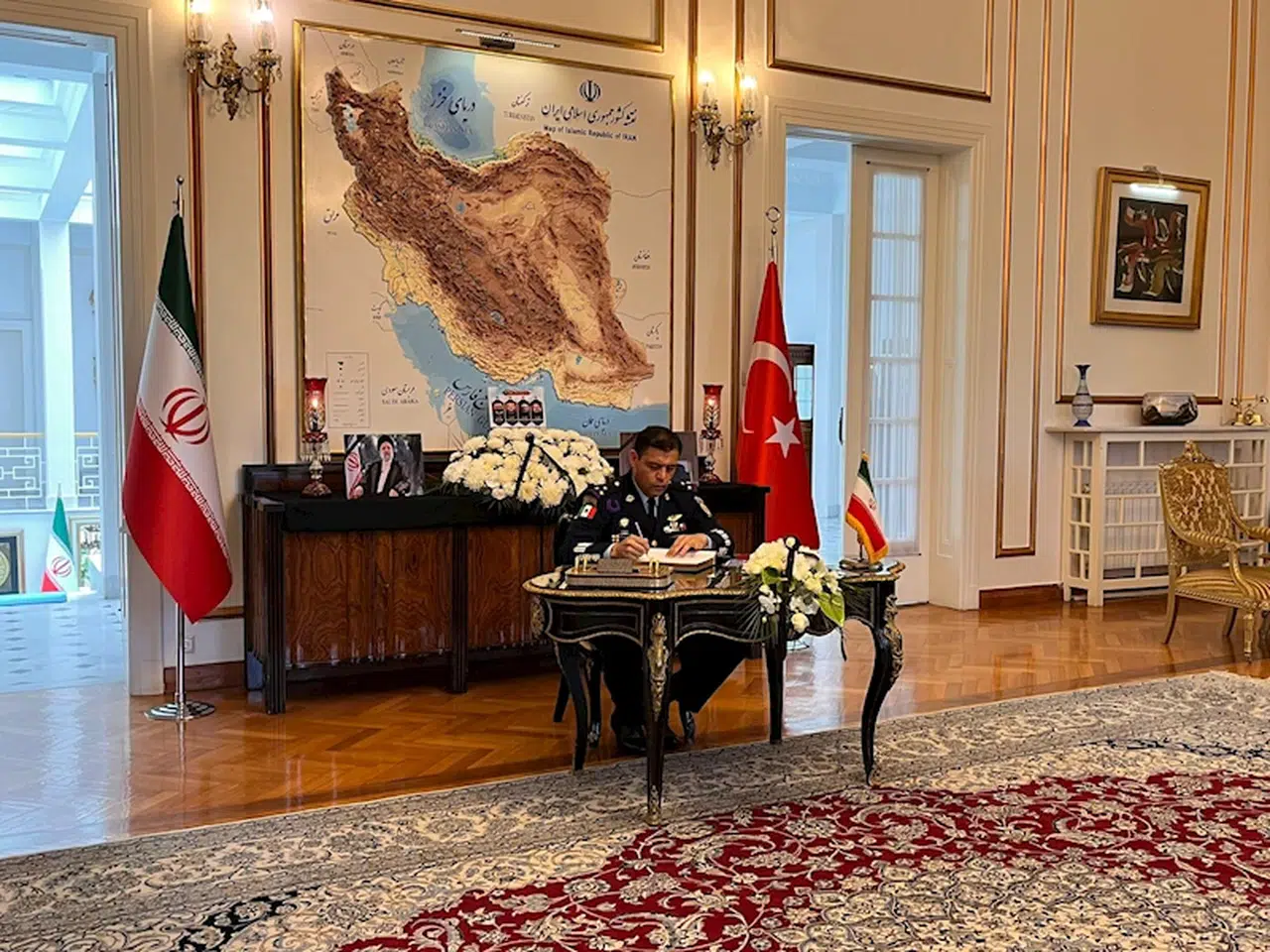 İran Büyükelçiliği'nde taziye defteri