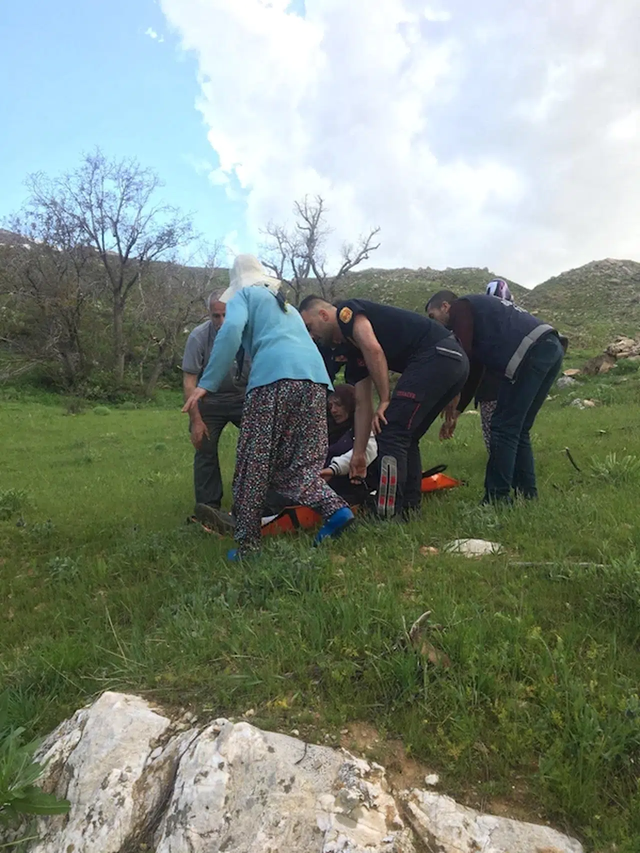 Van'da pancar otu toplarken kayalıklardan düşen kadını itfaiye kurtardı