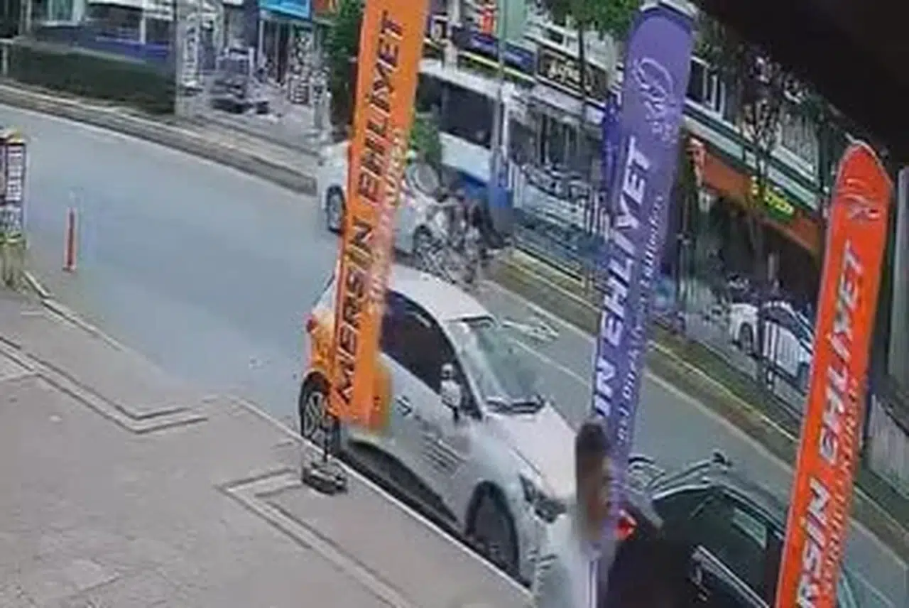 Mersin'de motosikletin yayaya çarptığı kaza kamerada