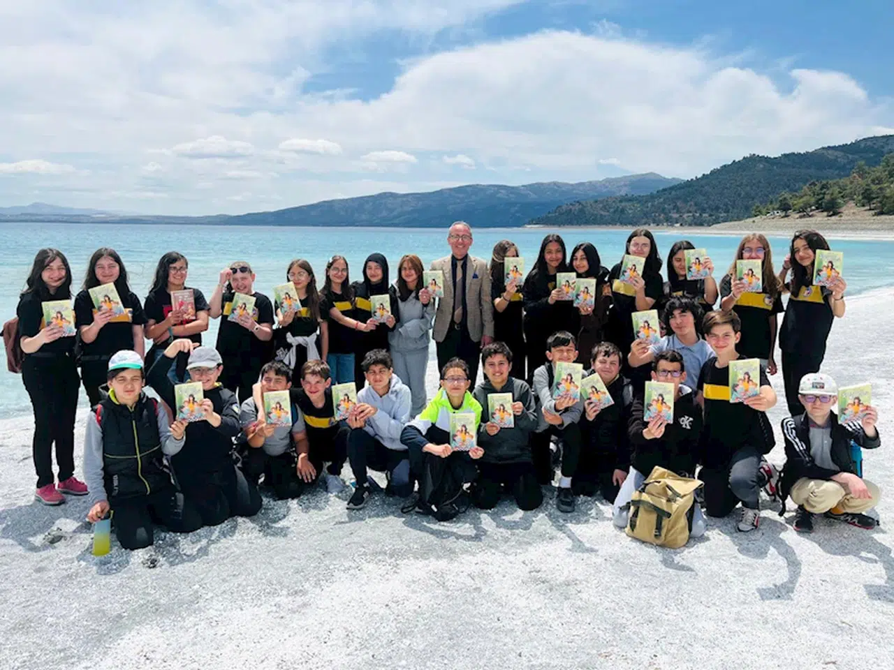 Öğrenciler antik kentte ve göl kıyılarında kitap okudu