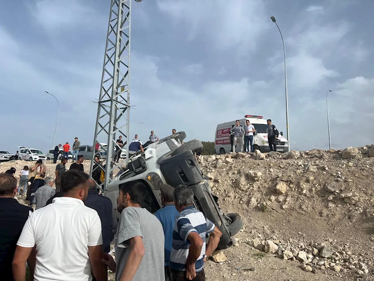 Kütahya'da yolcu minibüsü şarampole devrildi: 13 yaralı