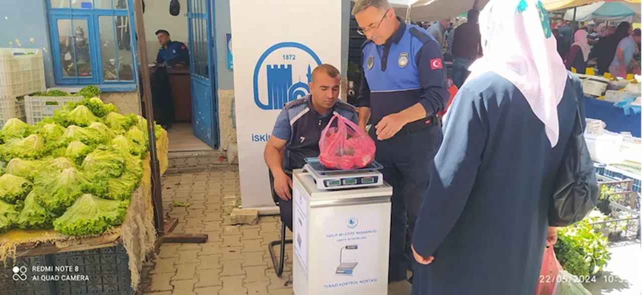 İskilip'te zabıta ekipleri pazar poşetlerinde ağırlık denetimi yapıyor