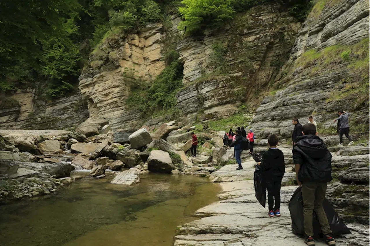 Öğrencilerden Samsun'un şelaleler bölgesinde çevre temizliği