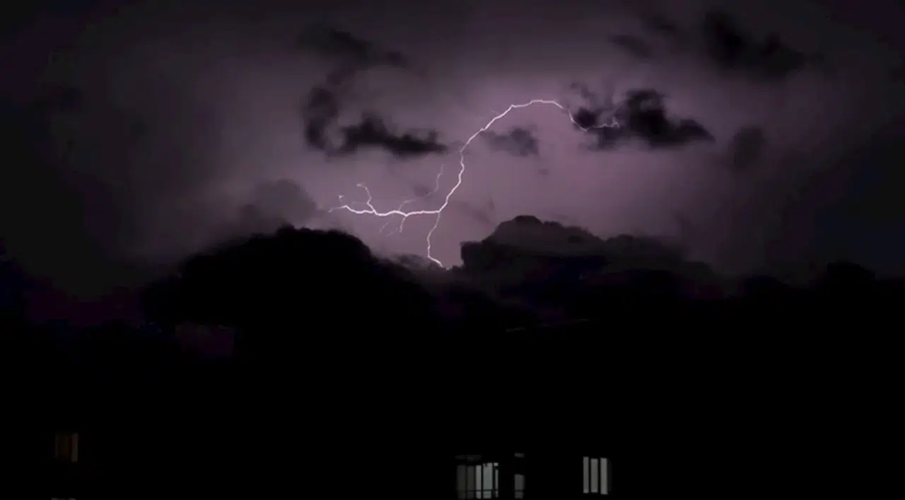 Bitlis'te yağmur; şimşekler geceyi aydınlattı