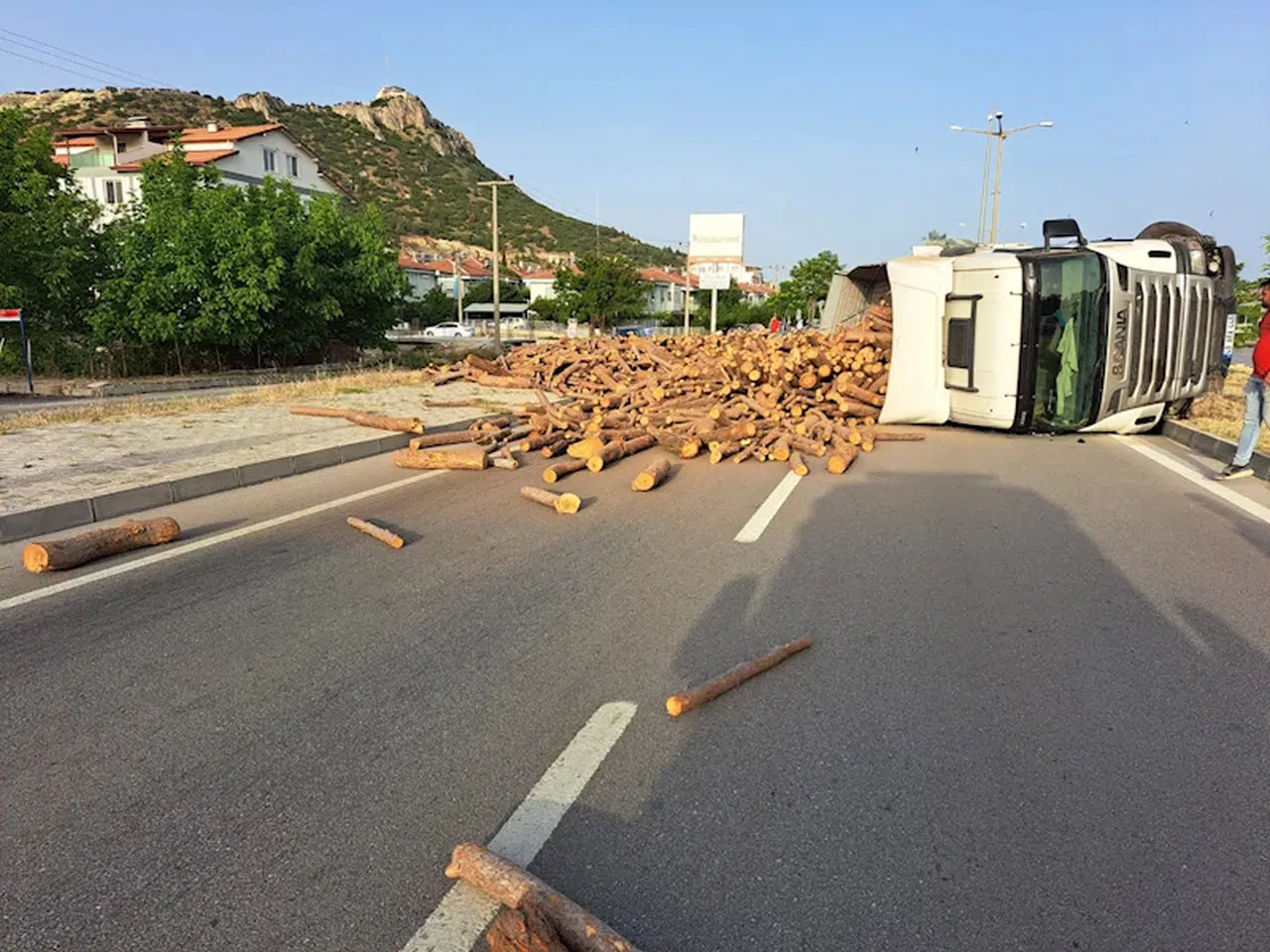 Odun yüklü TIR devrildi