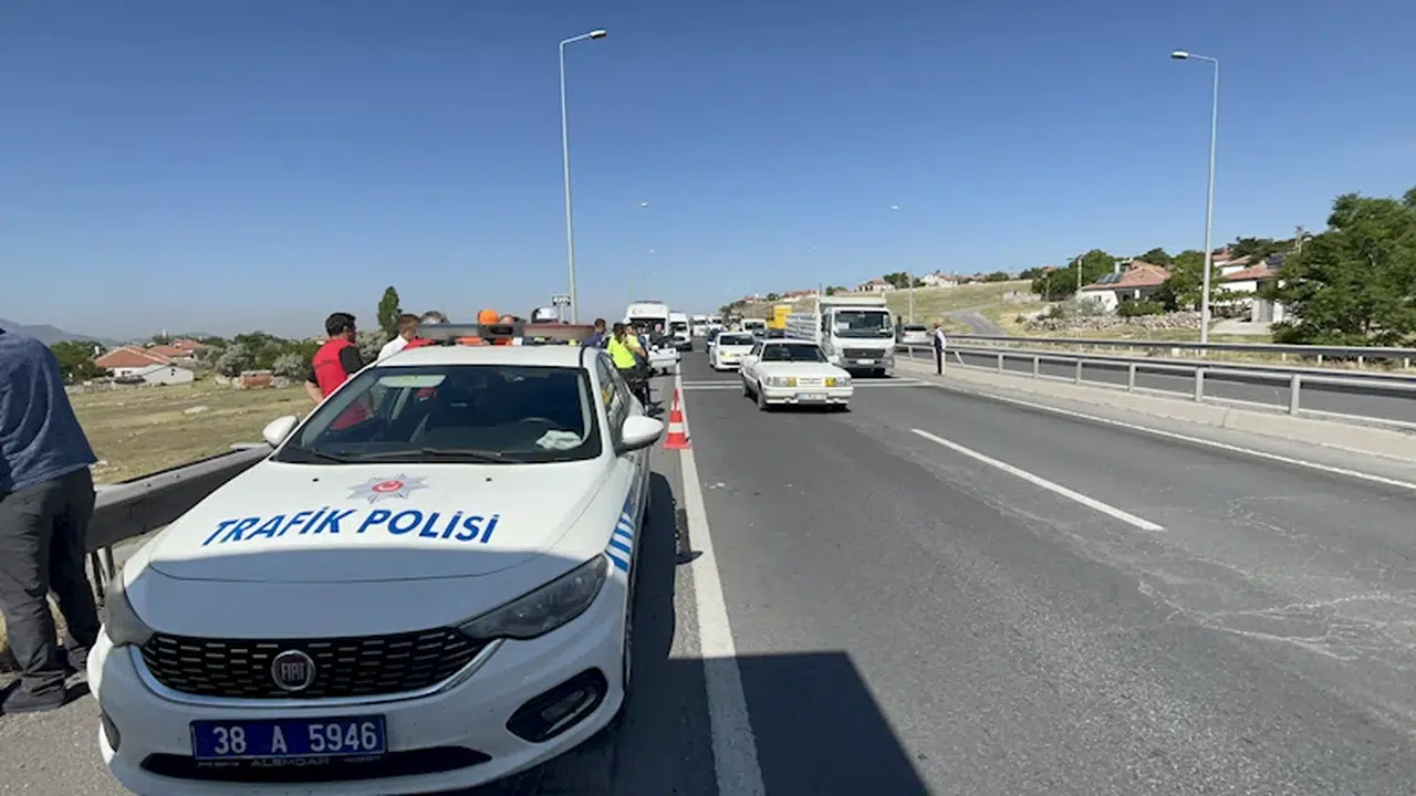 Kayseri'de 5 araç zincirleme kazaya karıştı: 10 yaralı