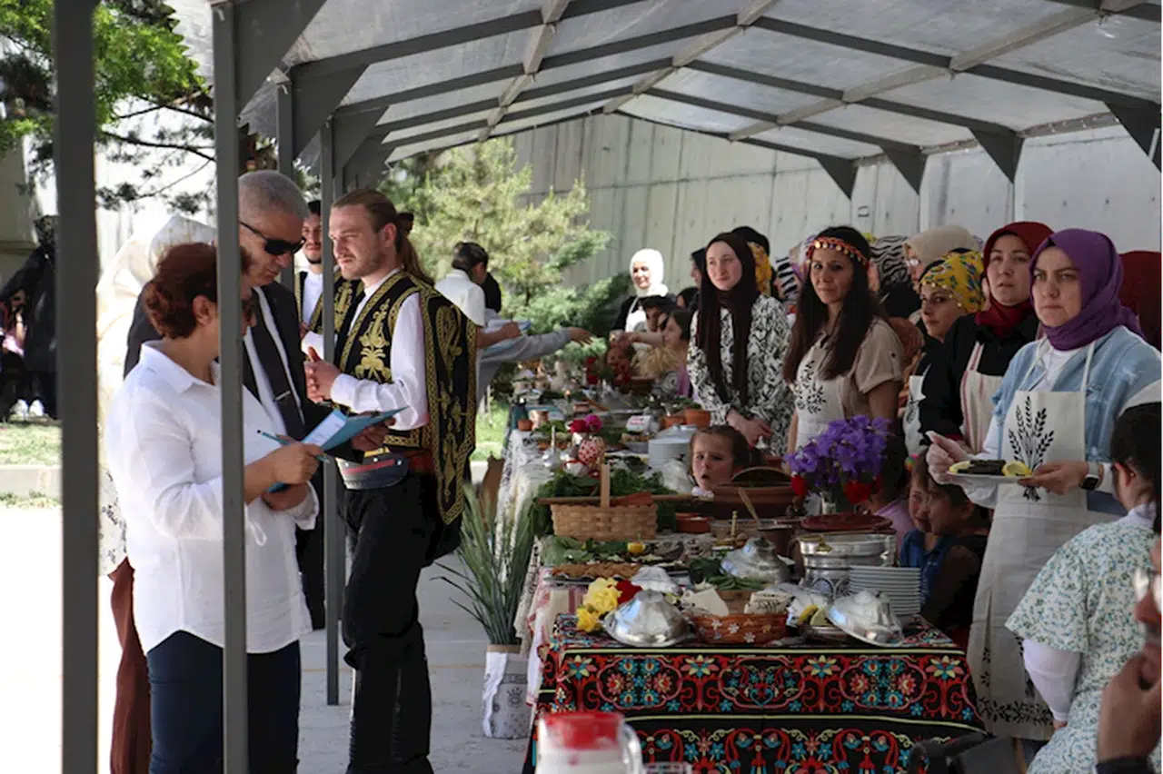 Kastamonu'da öğrencilerin anneleriyle pişirdikleri yemekler için yarışma düzenlendi