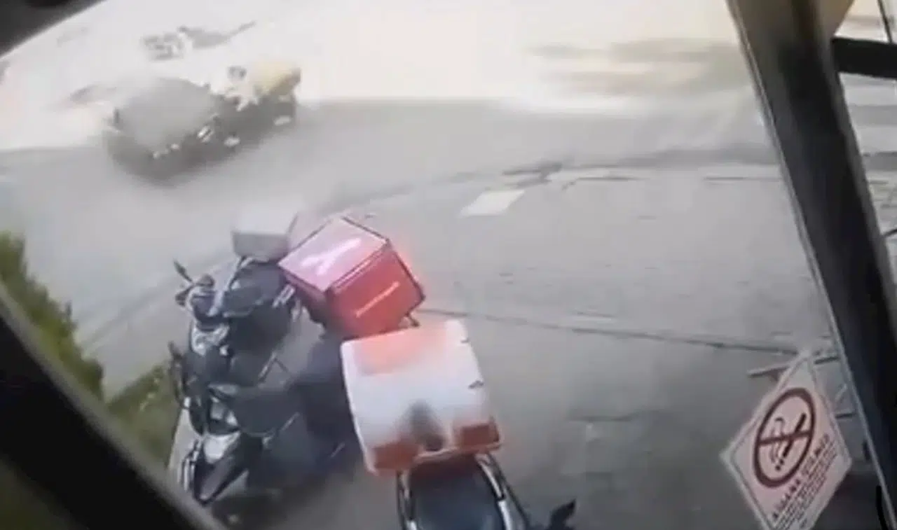 İstanbul- Ataşehir'de motorlu kurye ile otomobil kafa kafaya çarpıştı; kaza kamerada