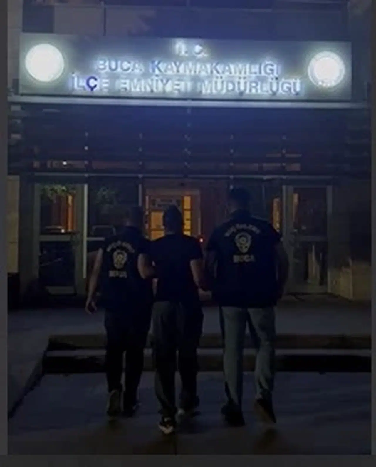 İzmir'de yakalanan, silahlı saldırı şüphelisinin 19 yıl kesinleşmiş hapis cezasının olduğu ortaya çıktı