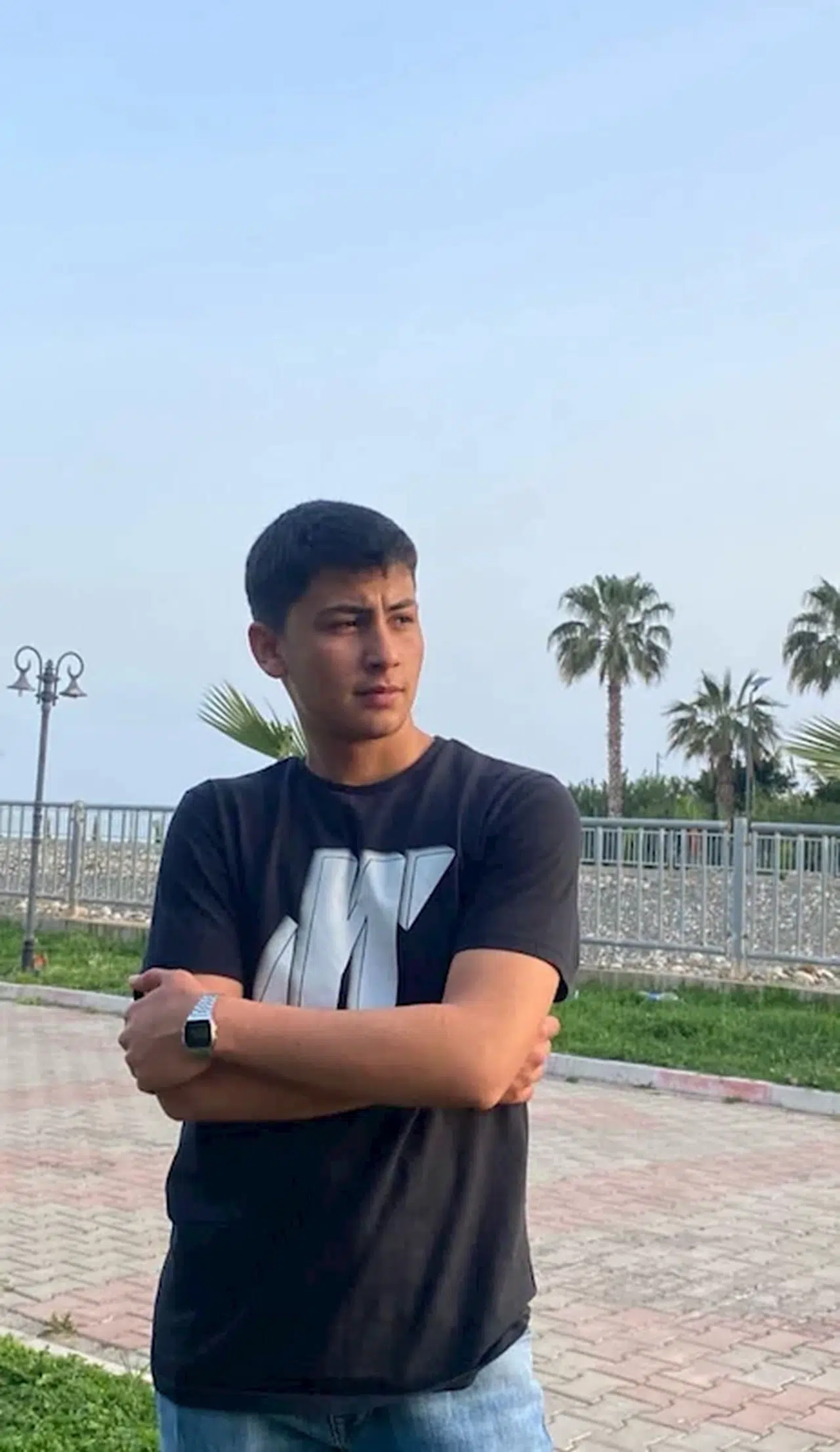 Mersin'de kamyonetle çarpışan motosikletteki 1 kişi öldü, 1 kişi yaralandı; kaza kamerada