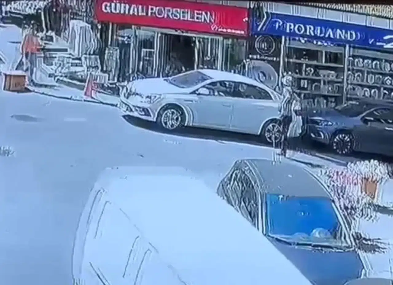 İstanbul - Güngören'de otomobilden hırsızlık kamerada