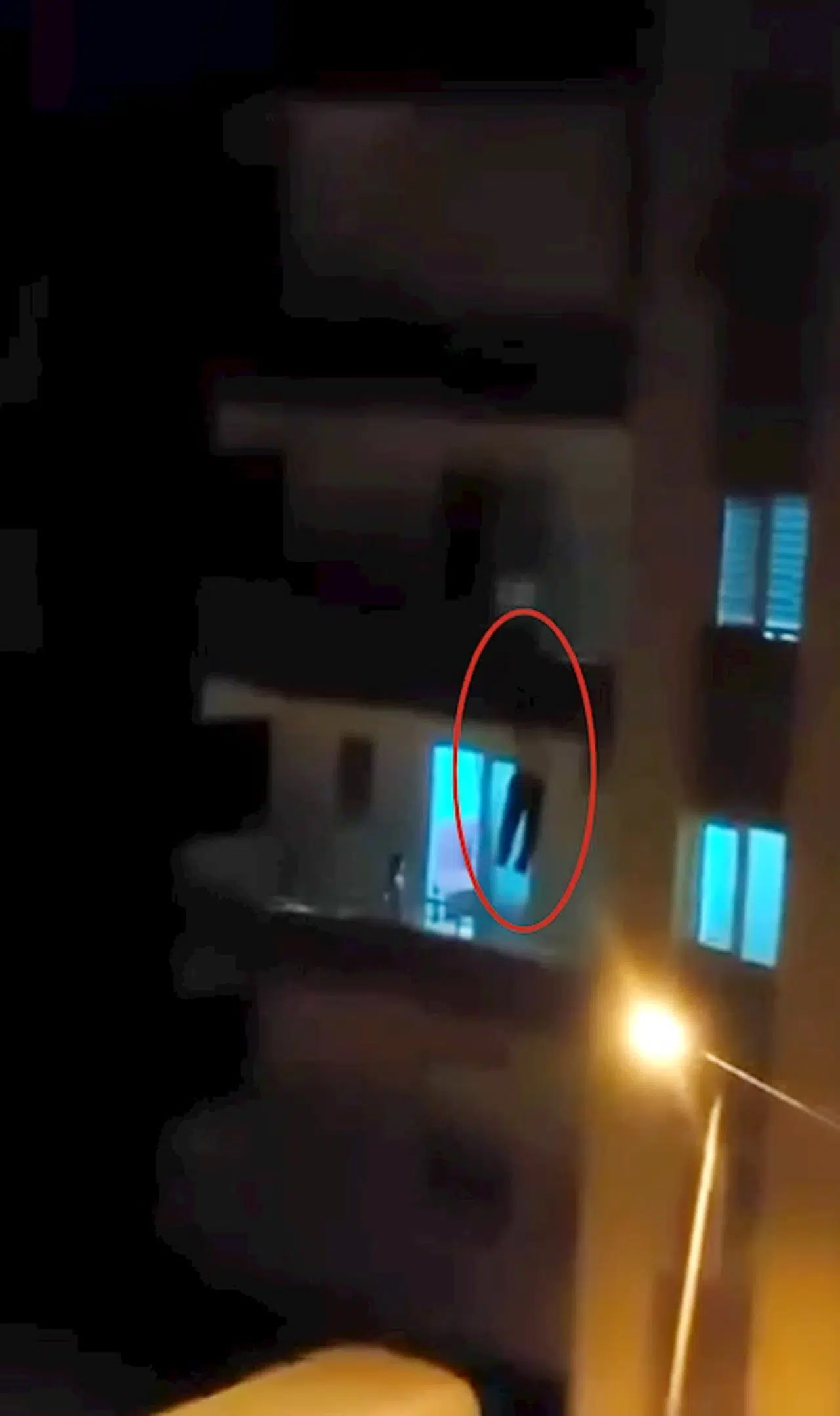 3'üncü kat balkonundan inmeye çalışırken minibüsün üzerine düşüp yaralandı