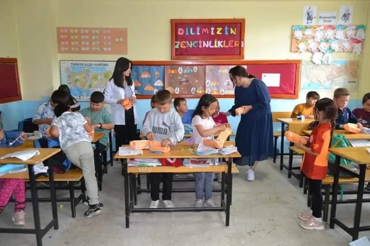 Çamardı'da öğrencilere diş macunu ve diş fırçası  