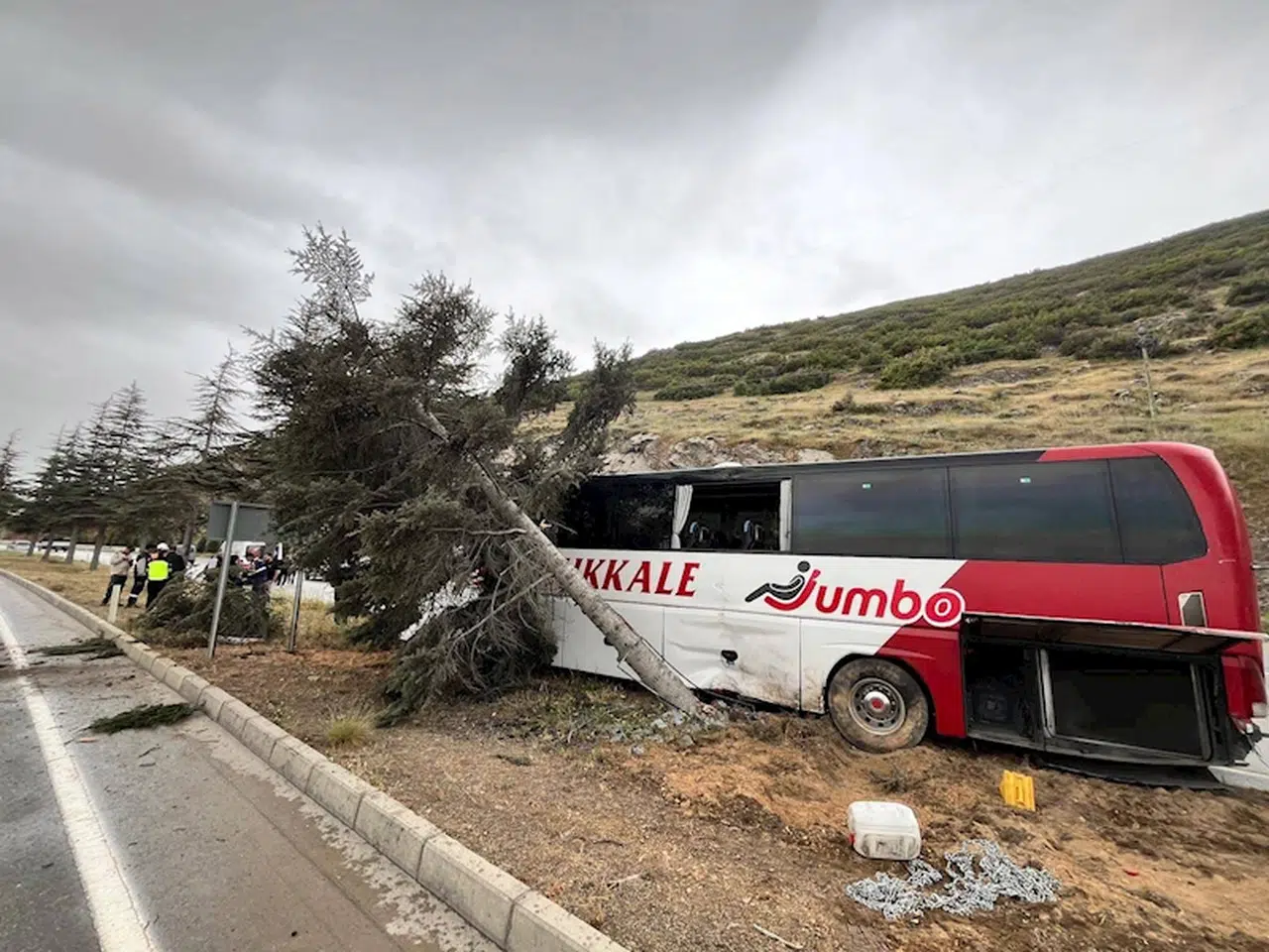 Isparta'da yolcu otobüsü ağaca çarptı: 11 yaralı