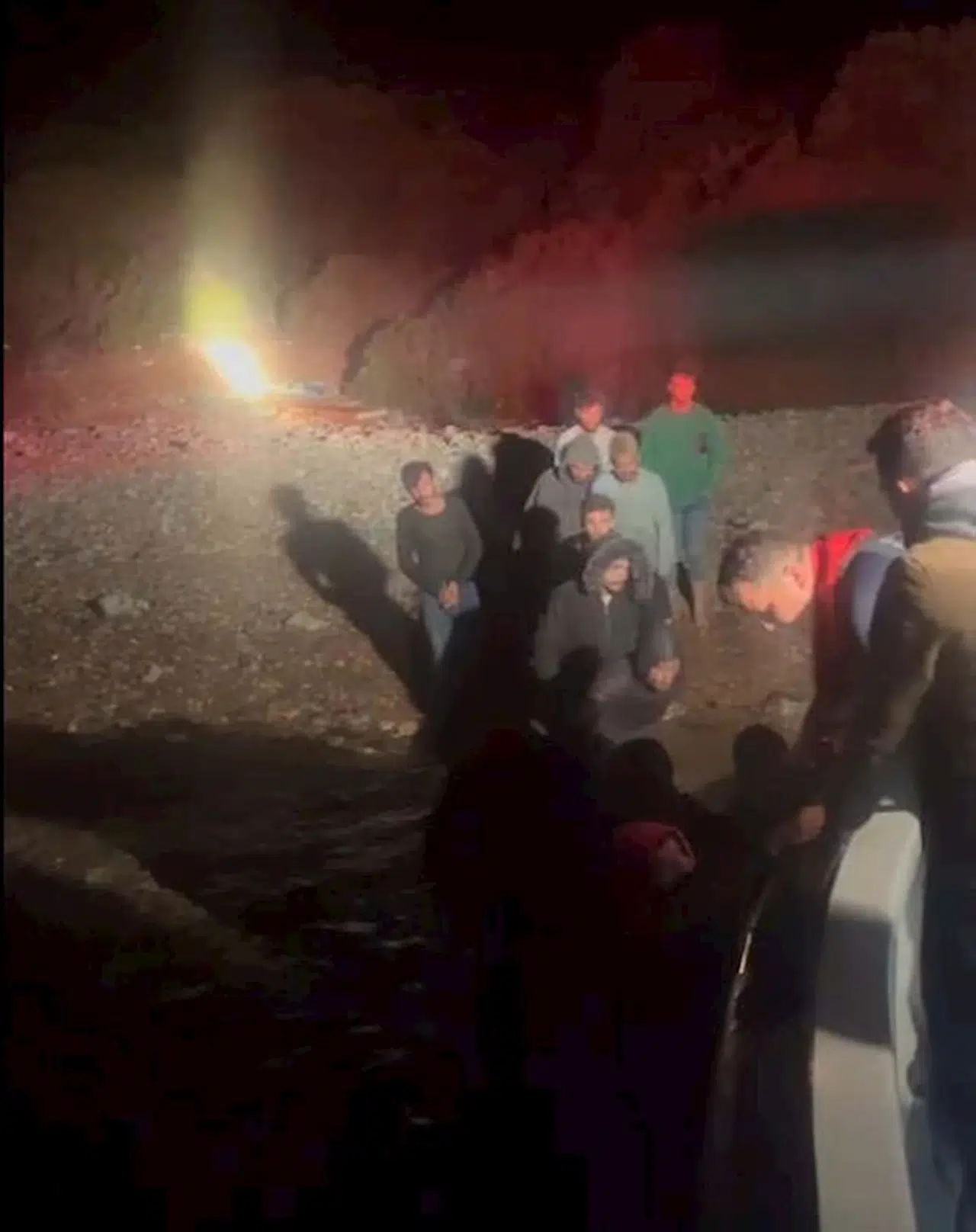 Yunan unsurlarınca itilip Karaada'ya çıkan 17 kaçak göçmeni Sahil Güvenlik kurtardı 