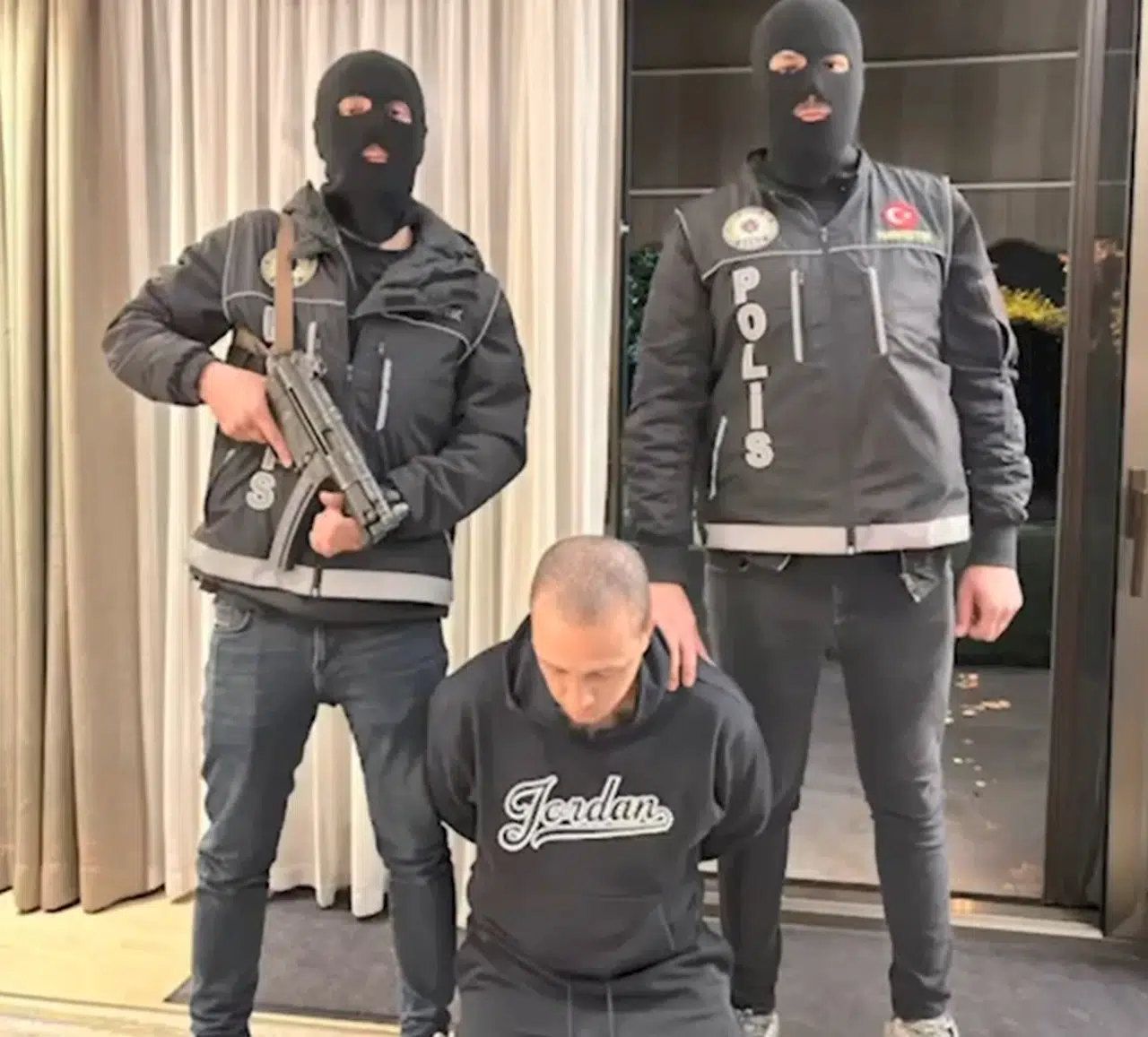 İstanlbul - Kırmızı bültenle aranan 2 kişi İstanbul'da yakalandı 