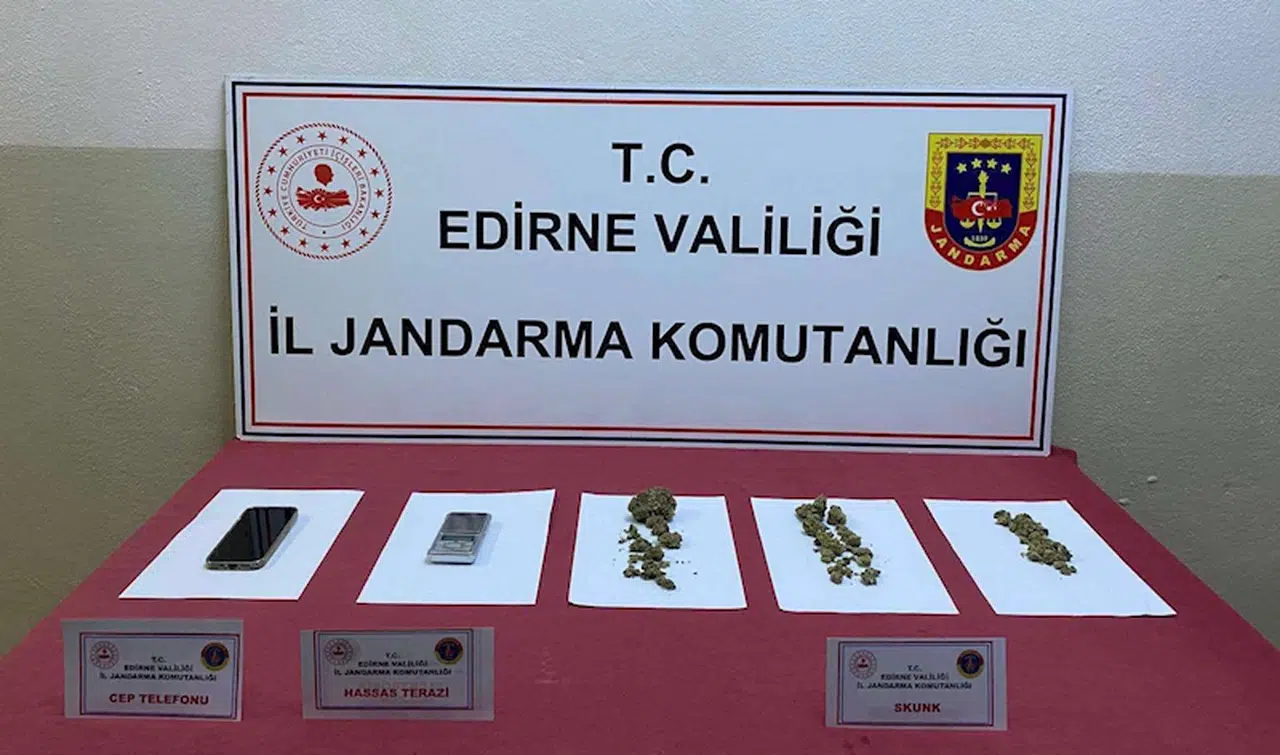 Edirne’de araçta uyuşturucu ele geçirildi 