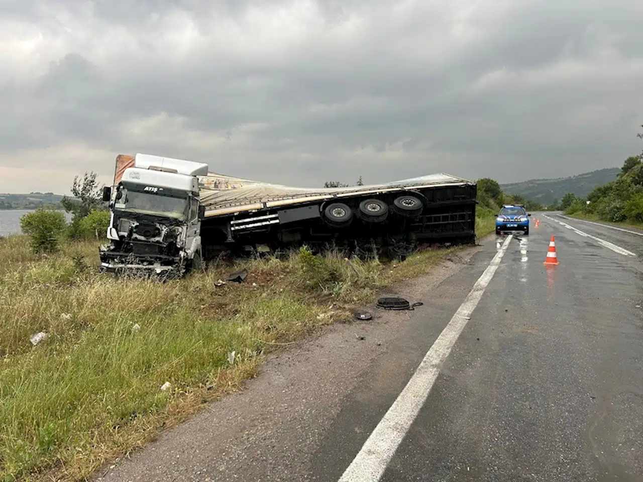 Kontrolden çıkan TIR'ın dorsesine karşı şeritten gelen otomobil çarptı: 3 yaralı