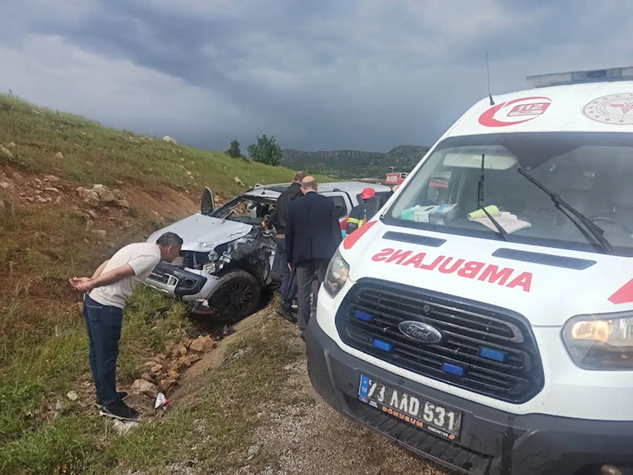 Hafriyat kamyonu ile çarpışan kamyonetteki polis memuru yaralandı 