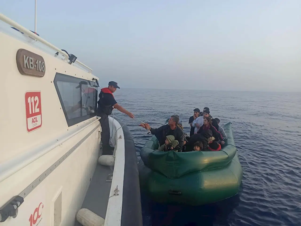 İzmir'de 44 kaçak göçmen kurtarıldı, 23 kaçak göçmen yakalandı