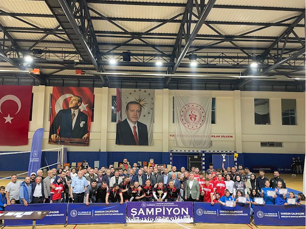 Salıpazarı'nda düzenlenen Gençlik Haftası Voleybol Turnuvası sona erdi