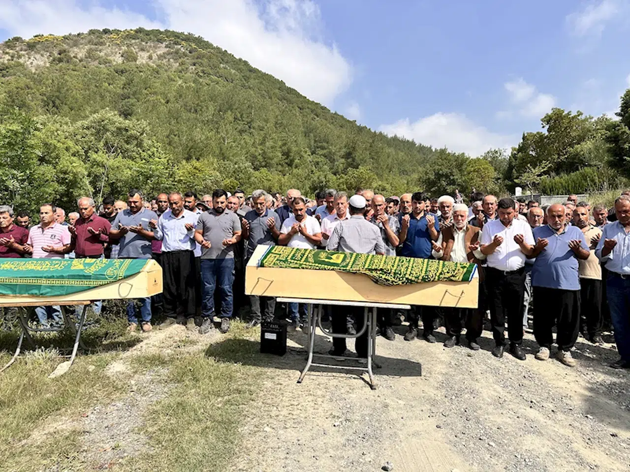Kardeşi tarafından öldürülen kadın ve eşi, toprağa verildi