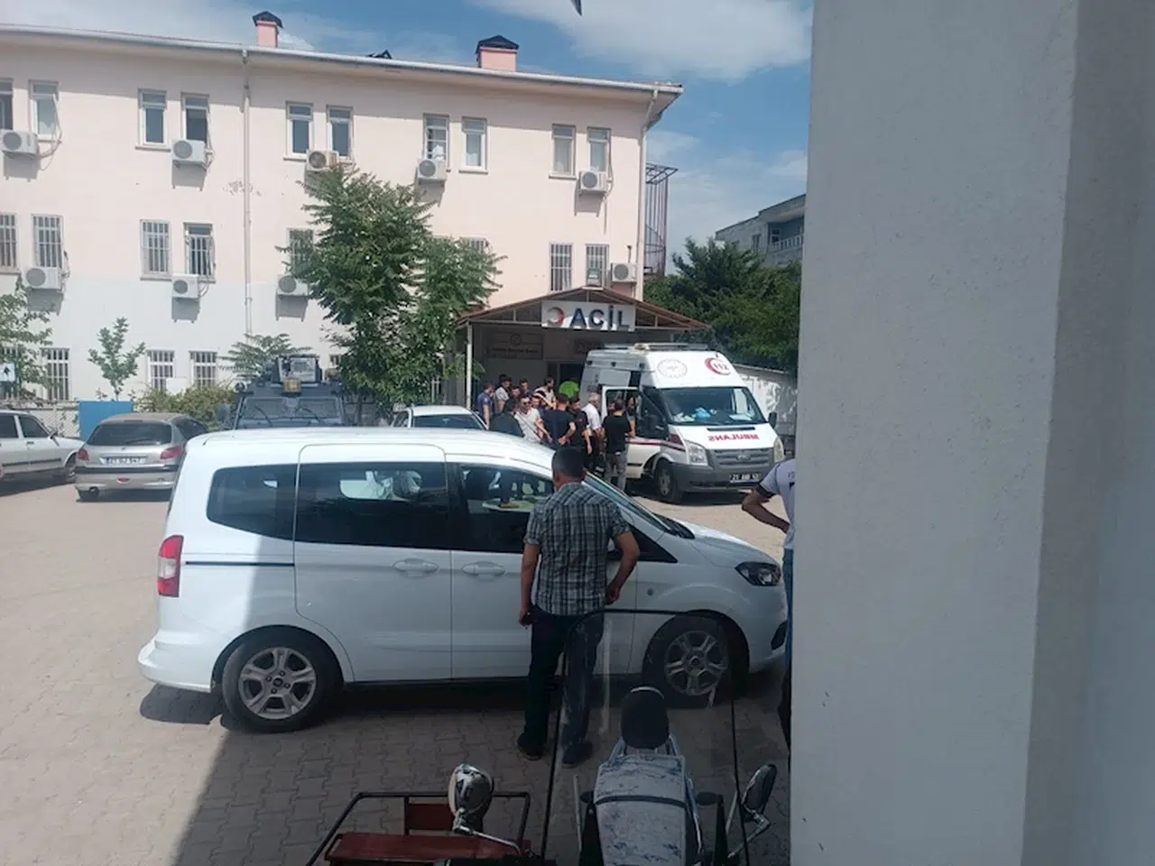 Kamçı oyunu oynarken odunlu ve silahlı saldırıda yaralandı