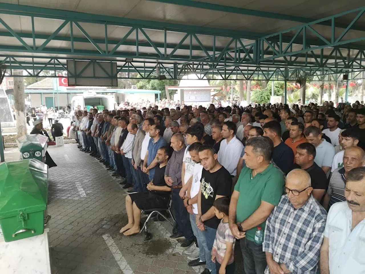 Yola çıkan köpeğin neden olduğu kazada takla atan otomobilde yaralanan Ceylin, kurtarılamadı