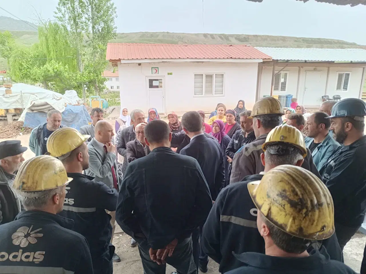 Çorum'da maden işçilerinin 6 ay ücretsiz izne çıkarılması protesto ediliyor