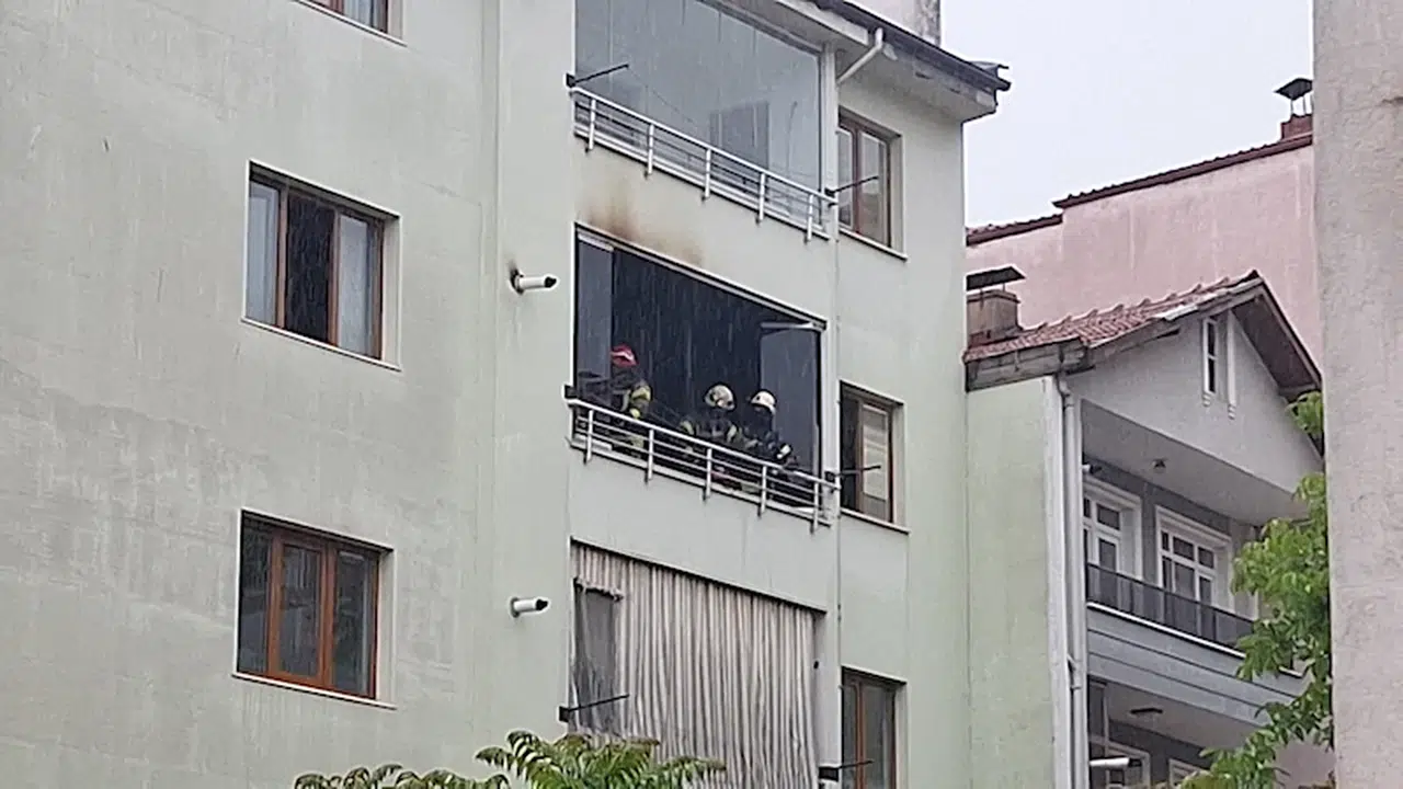 3’üncü kat balkonuna yıldırım düştü; yangın çıktı