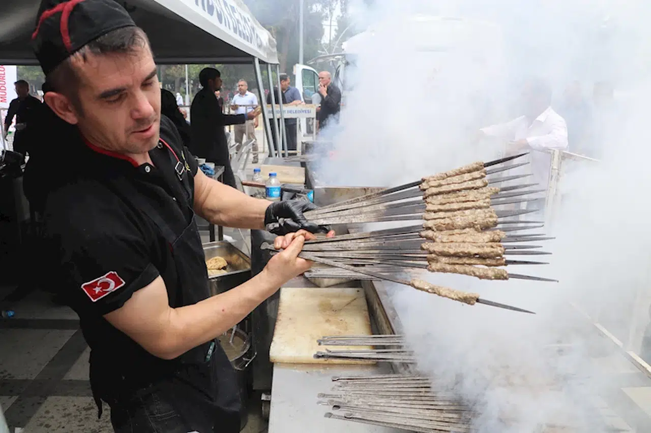 Burdur'da 4 bin kişiye şiş köfte ikramı