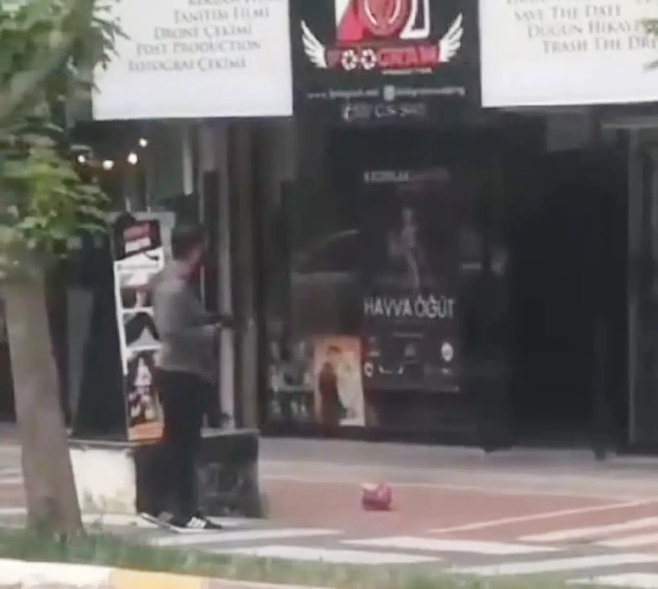 Eski sevgilisinin iş yerine pompalı tüfekle ateş açtı; 2 kişinin yaralandığı olay kamerada