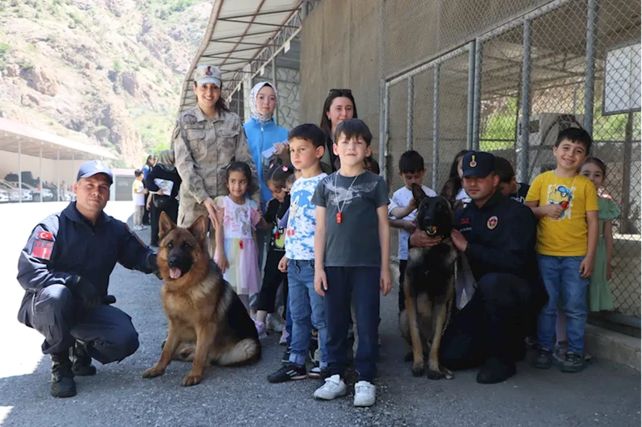 Gümüşhane'de anaokulu öğrencileri Jandarma Komutanlığını ziyaret etti