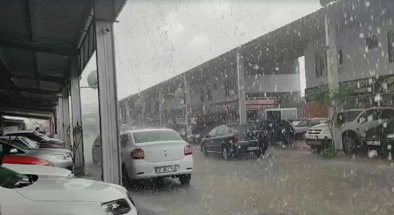 İzmir'e dolu yağdı