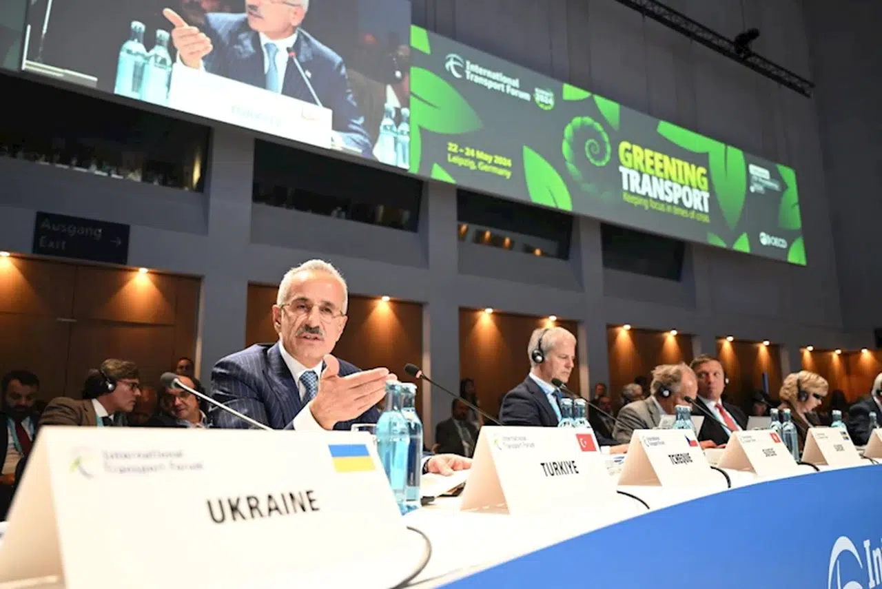 Bakan Uraloğlu, Uluslararası Ulaştırma Forumu oturumunda konuştu