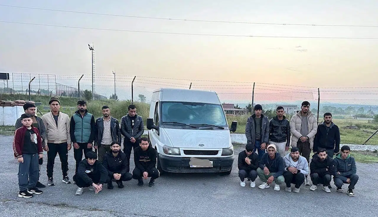 Tekirdağ'da kamyonet ve minibüste 51 kaçak göçmen yakalandı