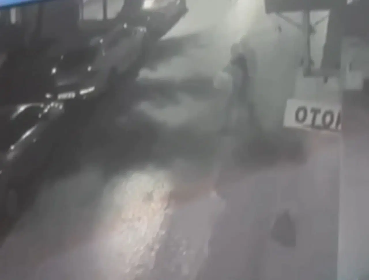 İstanbul- Fatih'te evcil hayvan taşıma çantasıyla kadın kuaförüne saldırı kamerada