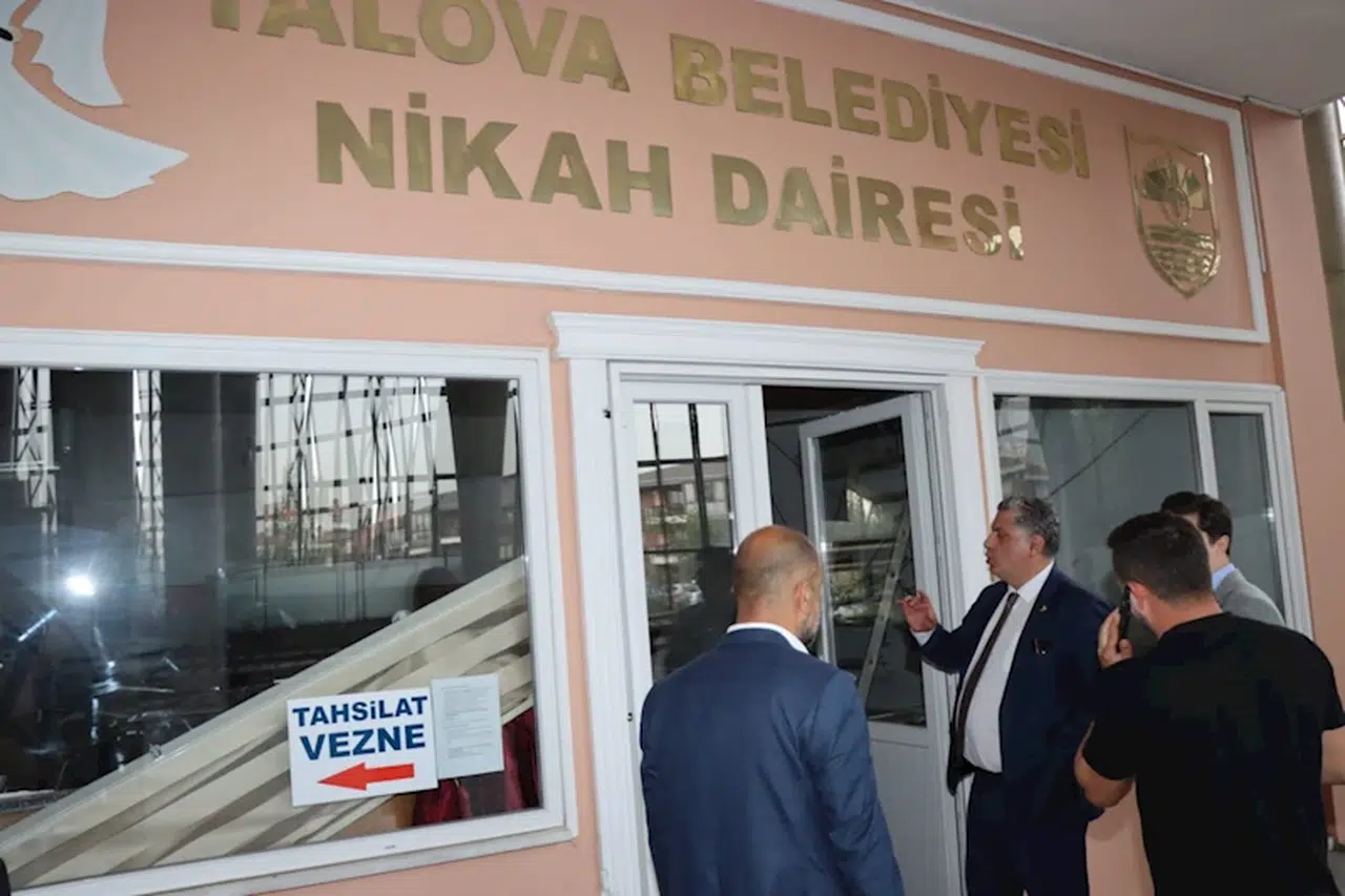 Yalova'da nikah dairesinin tavanı çöktü: 4 yaralı