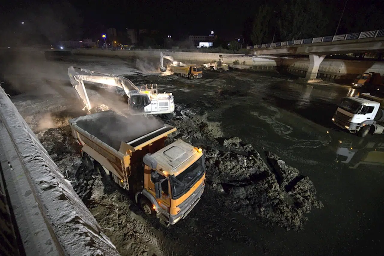 30 bin ton çamur çıkarıldı