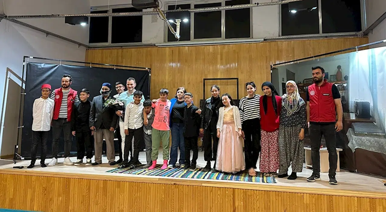 Türkeli'de tiyatro oyunu sahnelendi