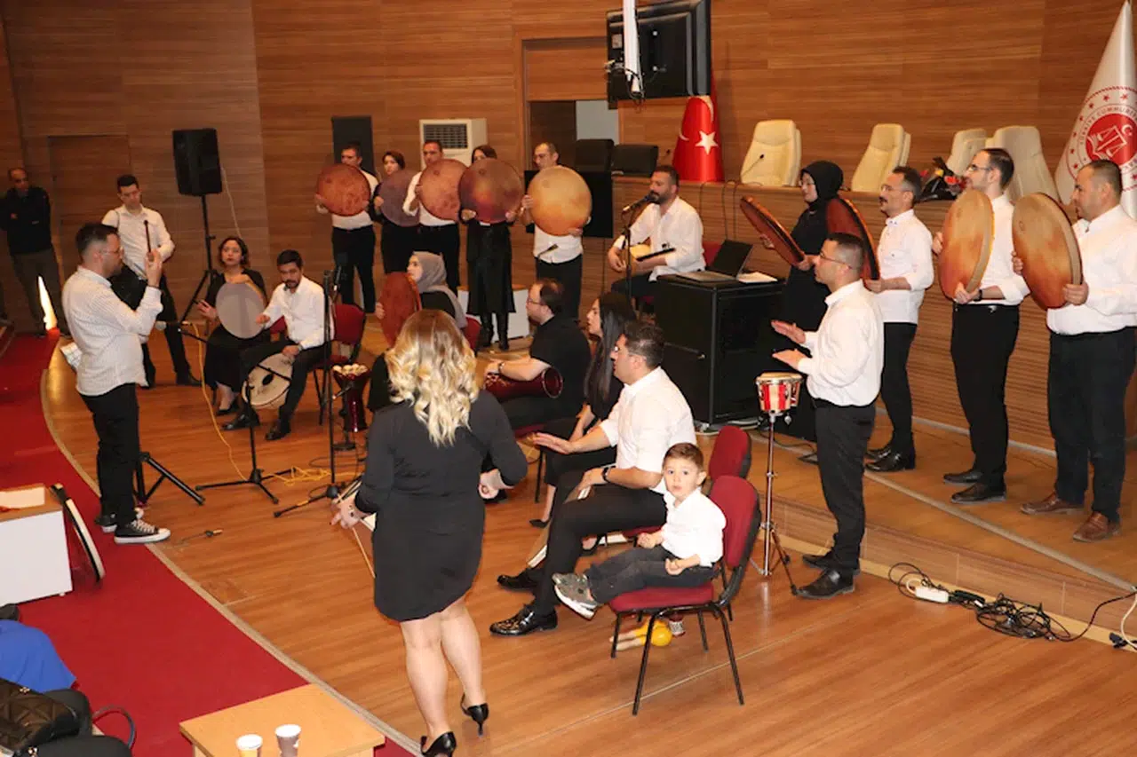 İş stresinden bunalan adliye çalışanları ritim topluluğu kurdu