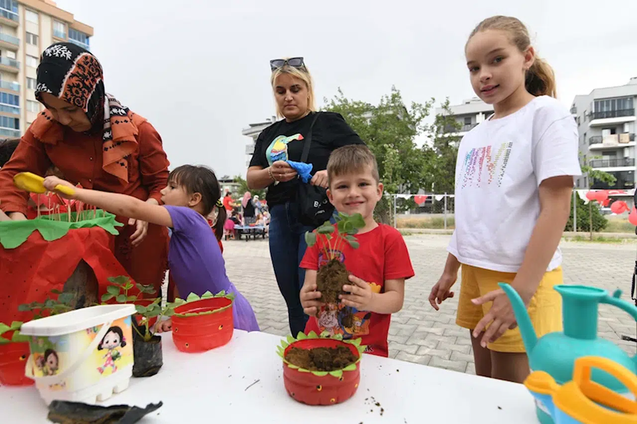 Bornova'da minikler ve annelerine 'Çilek Şenliği'