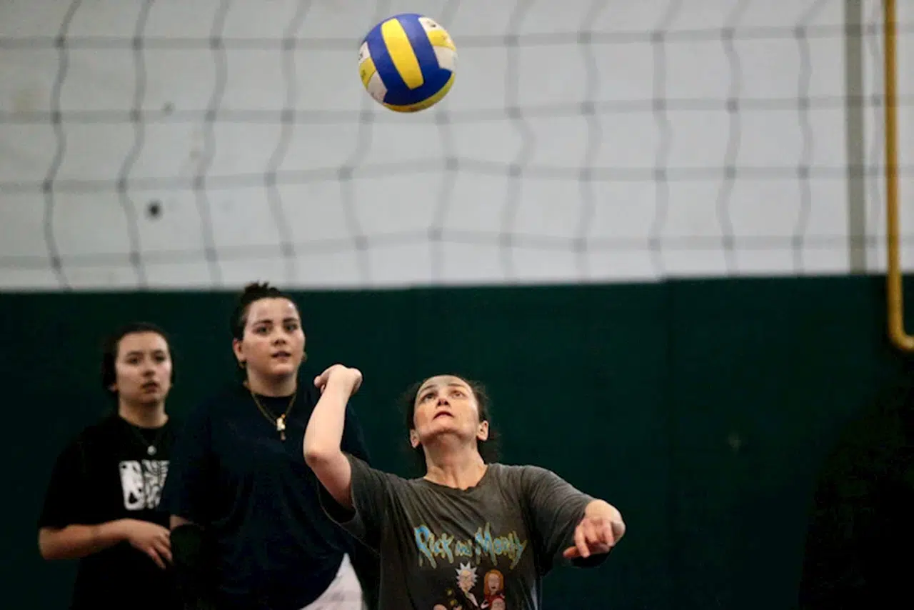 Bolu'da hobi için voleybol grubuna katılan kadınlar spor yapıp eğleniyor