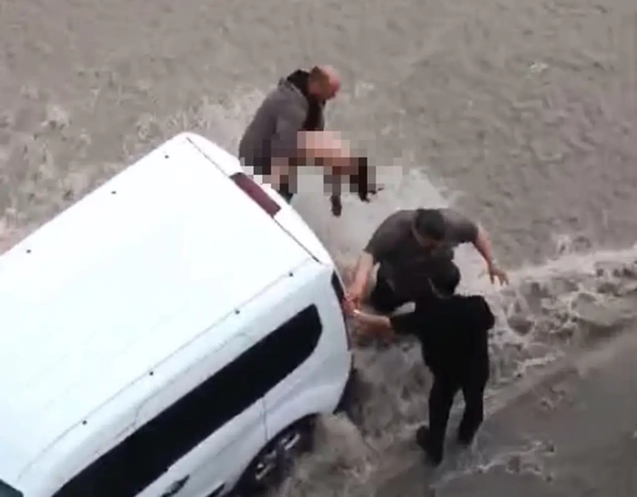 Ankara'da kuvvetli sağanak; yollar göle döndü, araçlar arızalandı/ Ek fotoğraflar