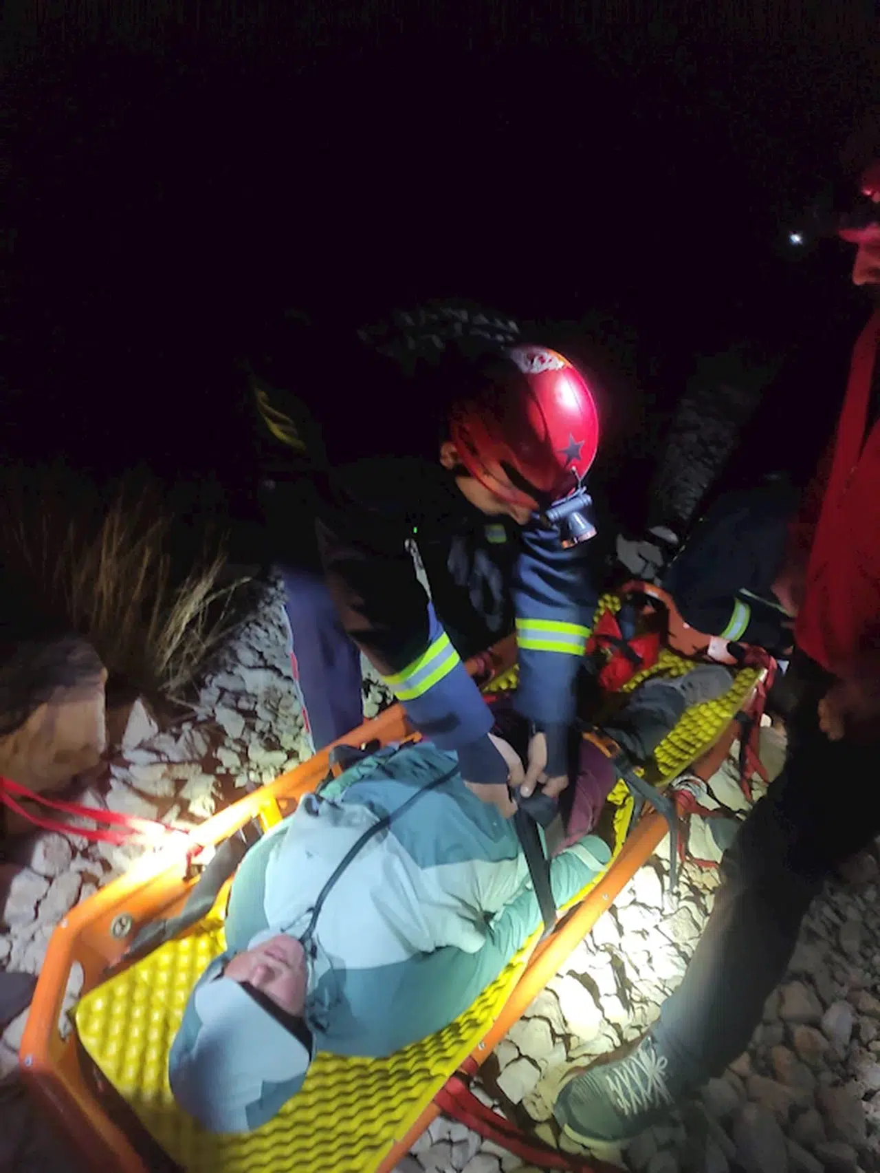 Dağda mahsur kalan 1'i hamile 2 Rus turist, 11 saatlik çalışmayla kurtarıldı