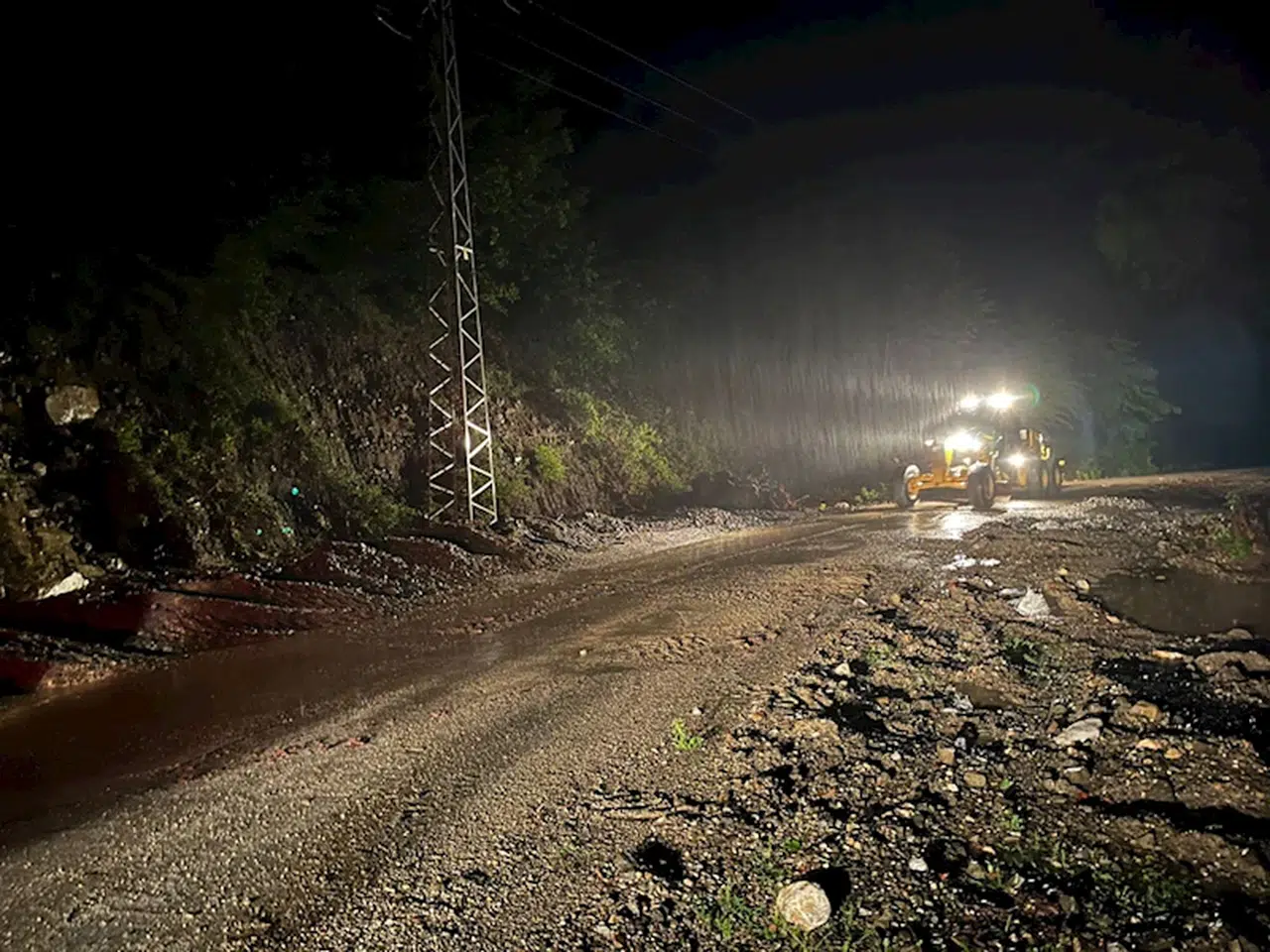 Karabük'te sağanaktan etkilenen köy yolları ulaşıma açıldı