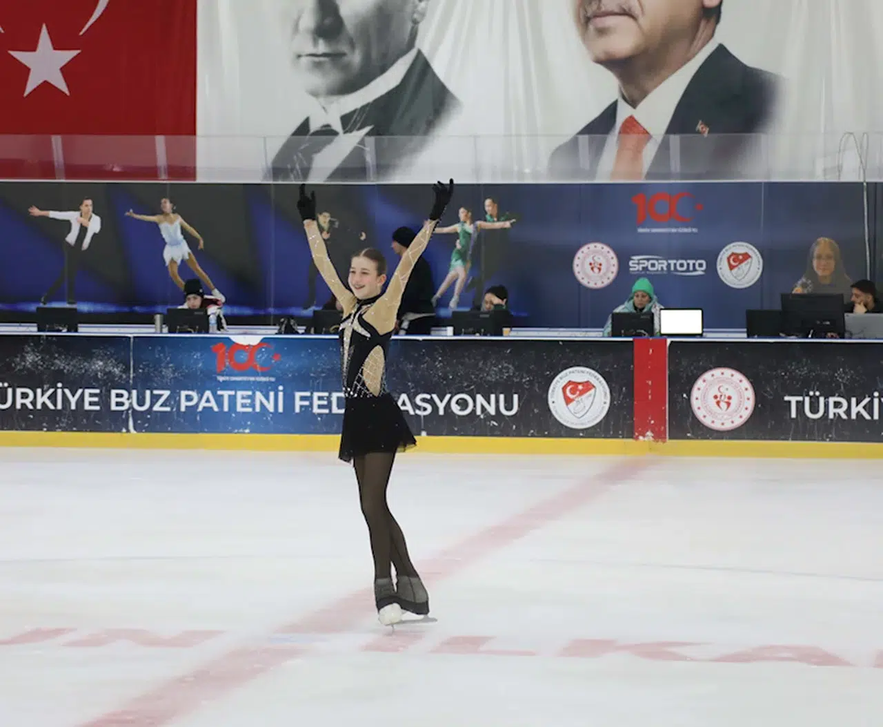 Artistik Buz Pateni ve Senkronize Buz Pateni yarışmaları Samsun'da başladı