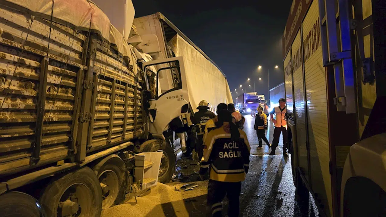 Düzce'de arıza yapan TIR'a çarpan demir levha yüklü TIR'ın şoförü, feci şekilde can verdi